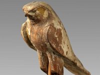 Aeg H 14  Aeg H 14, 26. Dynastie bis Ptolemäerzeit, Horus-Falke, Sykomorenholz, H 15,6 cm, B 7,0 cm, T ca. 20 cm